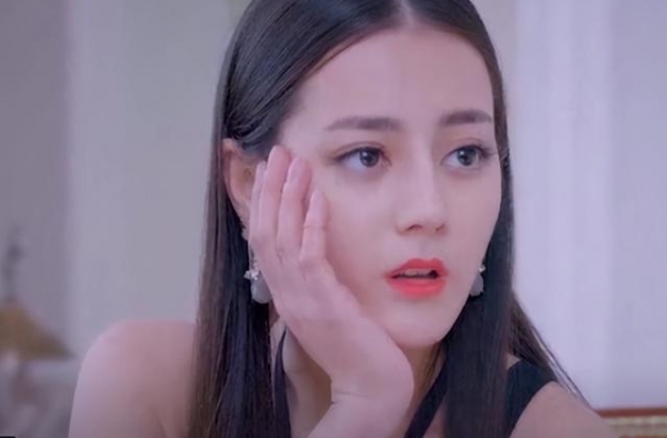 因颜值崩塌而屠屏，被嘲营销大户，失去美貌的迪丽热巴还剩什么？
