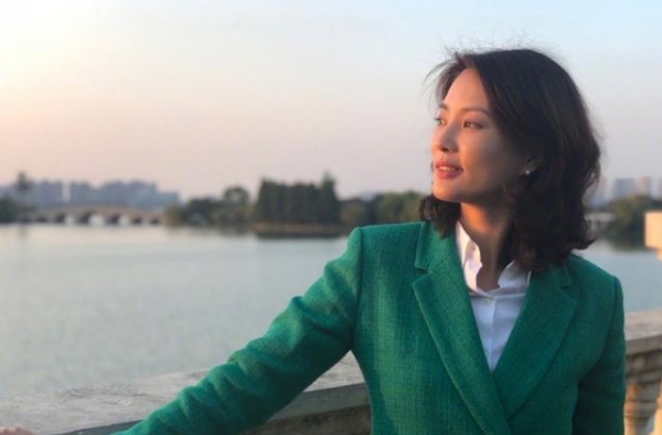 央视主持人刘芳菲罕露面，曾被赞是周涛接班人，却被误认为已离职