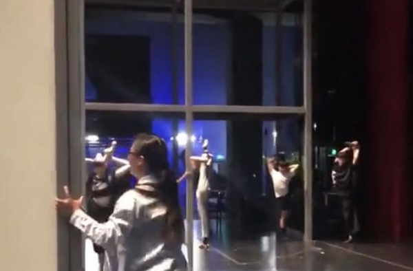 王丽达后台踢腿柔韧性惊人，41岁获聘教授，儿子颜值高屡登晚会