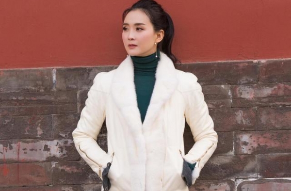 王艳嫁富商后气质高贵，穿白色毛绒大衣配阔腿裤，满满贵妇范