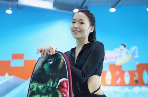 心动的信号：钟佩妍和男友游泳，脱妆露出真实素颜，颇有夫妻相