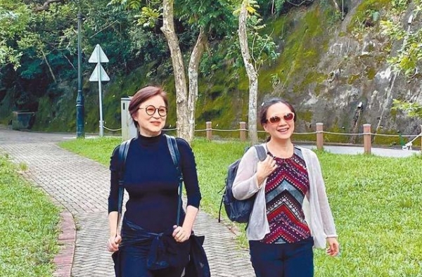 林青霞与友人悠闲爬山，网友：优雅老去的状态真好！