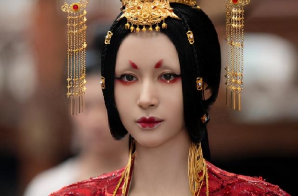 鱼鳍做眉毛，蝴蝶当嘴巴？王子文《晴雅集》造型被指撞脸刘嘉玲