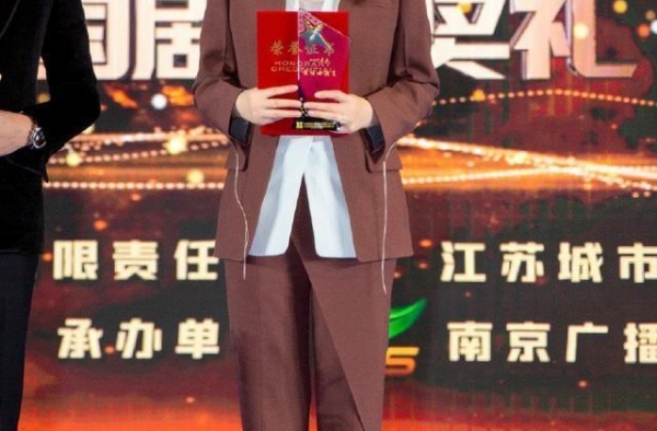 李小冉果然很气质，穿棕色西装套装干练大气，配黑长直发型真霸气