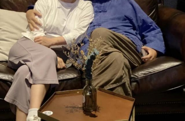张纪中娇妻秀母爱，亲手喂6岁继子吃饭，一家五口同框晒幸福