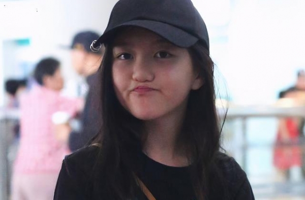 李亚鹏14岁女儿李嫣打扮过于成熟，引起网友吐槽：像个不良少女