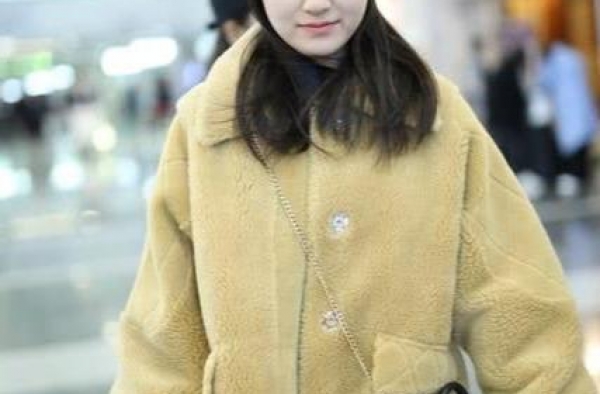 同样是驼色羊羔绒大衣，李兰迪时尚个性，张韶涵却穿出“奶奶风”