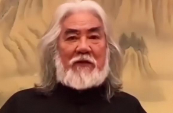 张纪中小娇妻人设翻车，晒全家福被指冷落继子，混血儿子好似外人