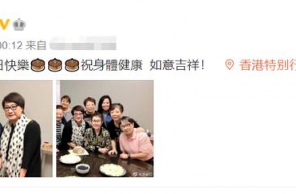 邓光荣妻子罕露面，保养得宜气质高雅出众，将2个女儿培养成学霸