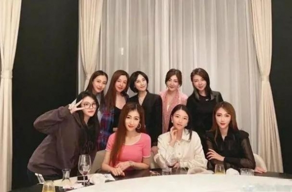 Baby又和名媛聚会，站位靠前显示地位，这次终于不是陪衬
