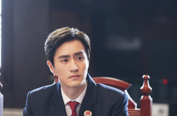《黑色灯塔》杨玏制服秀，人间衣架彰显好身材