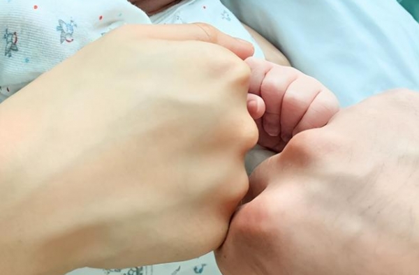 倪晨曦官宣产子！与低颜值精英男登记才2个月，结婚生娃进度猛