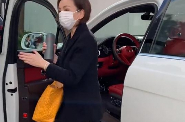 ＂雪姨＂王琳开百万豪车，保温杯暴露年龄，穿高跟鞋驾驶疑违章？