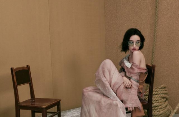 倪妮时尚大片曝光 粉色薄纱小露香肩少女感十足