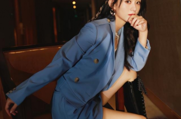 赵丽疑越来越放飞！染蓝发编脏辫，这是学杨幂走少女路线吗