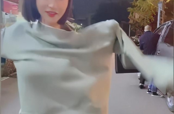 40岁柳岩衣服穿反上街，对着镜头完成换衣动作，网友称：太可爱
