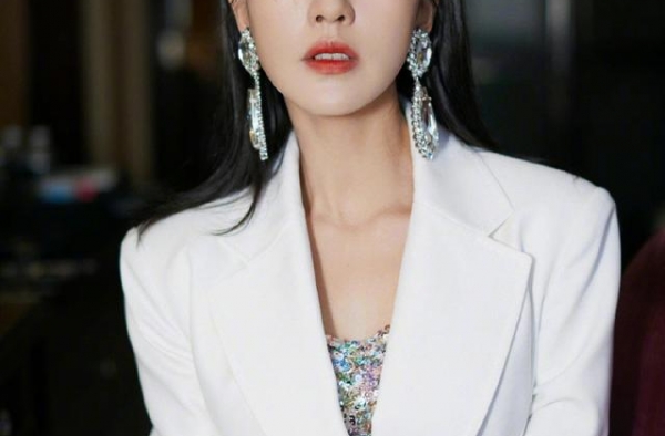 王智太贵气逼人！白色西装配夸张钻石耳环，高调美艳气场超强