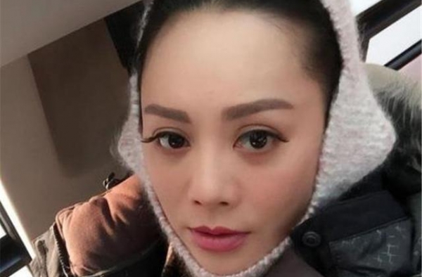宁静当年蹲在张国立脚边说话，表情谄媚，一旁的章子怡满脸不屑