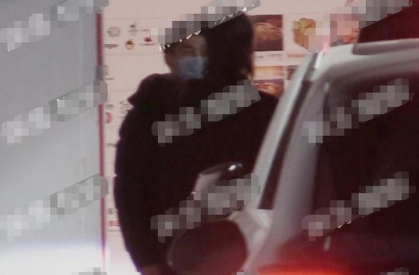 何猷君与奚梦瑶当街争吵，表情不悦狂甩手，事后独自回家懒理女方