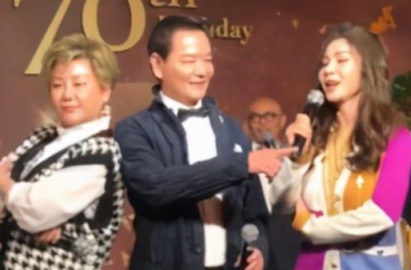 独／霍建华紧牵林心如开唱放闪“她都没有夸奖过我”