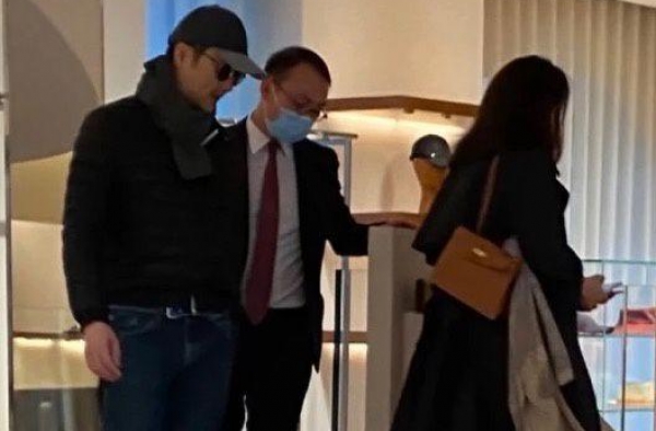 袁咏仪现身奢侈品店买包 张智霖全程陪老婆好宠溺
