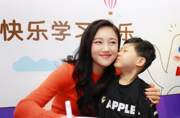 玖月奇迹王小玮再登央视，华丽舞台堪比开幕式，新搭档帅气十足