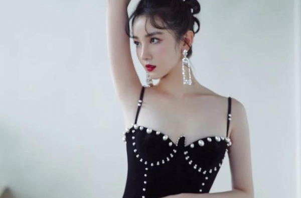 陈小纭真会穿了！黑色连衣裙秀出凹凸有致身材，网友：美出新高度