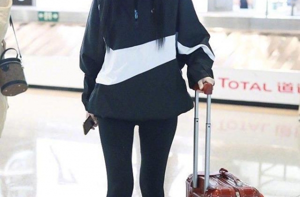 李小璐这回低调，穿黑色运动服配渔夫帽走机场，低调起来更有气质