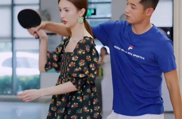 金晨长了张“恋爱脸”，穿泰迪大衣露招牌甜笑，难怪张继科心动了