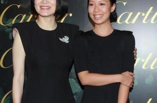 64岁林青霞罕见携女亮相，同穿黑色连衣裙，女儿气质输妈妈太多