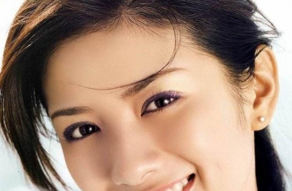 黄奕批发便宜衣服：勤俭持家，与收入无关