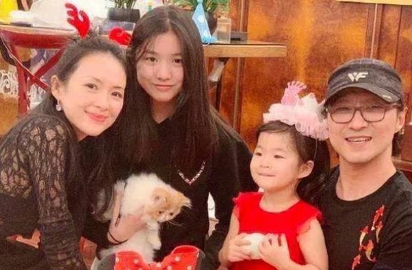 有种＂发育过猛＂叫汪峰女儿，15岁身高超过章子怡，初恋脸迷人