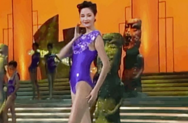 瞿颖20岁模特大赛旧照曝光，台步自信大长腿吸睛，不输如今超模