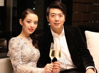 郎朗娇妻吉娜真不一般！身穿紫色连衣裙显腰身，完全看不出孕肚