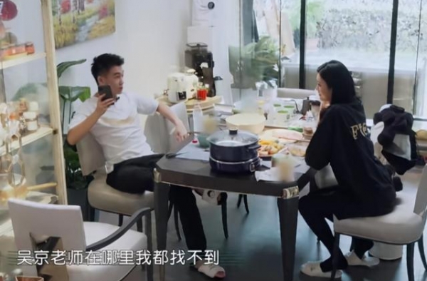 奚梦瑶嫁入豪门口味奇特，吃火锅将肉和塑料一起煮，暴露家庭地位