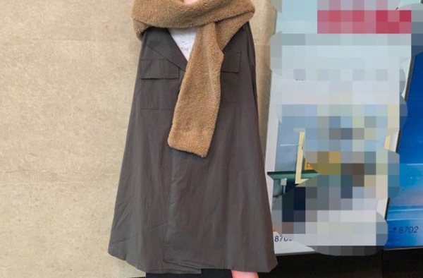杨幂人形立牌太清凉，粉丝披大衣遮美腿，网友：怎么不套个袜子？