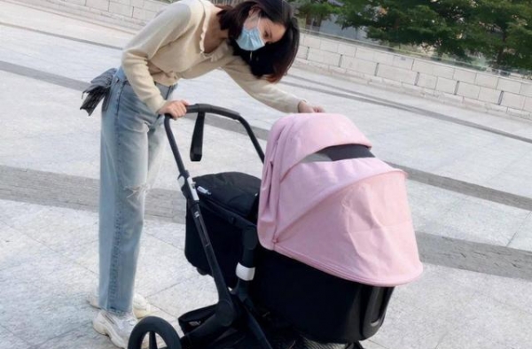 林峰老婆产后带娃现身，针织衫配阔腿裤很日系，产后两月恢复身材
