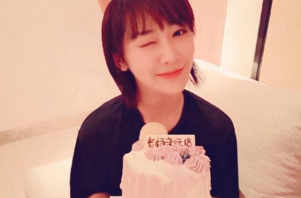 杨紫28岁生日，张一山晒杨紫狗啃式刘海童年私照还自称是兄长
