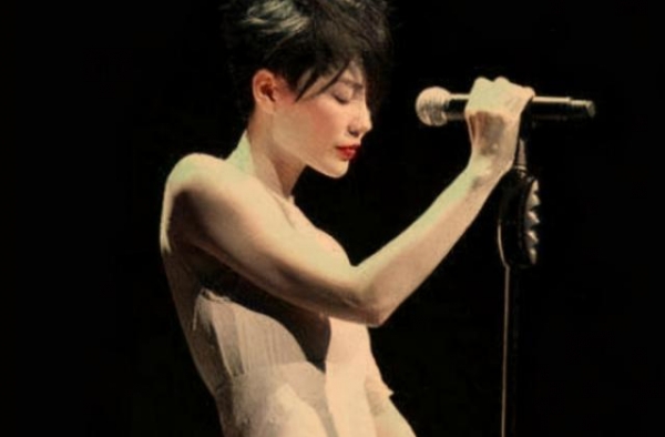 李亚鹏迎来第二春，王菲以女儿未成年为由阻拦，遭对方4字回怼