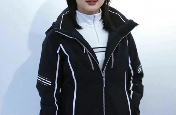 辛芷蕾因胖上热搜，穿一身黑挡不住臃肿感，这还是你们的女神吗
