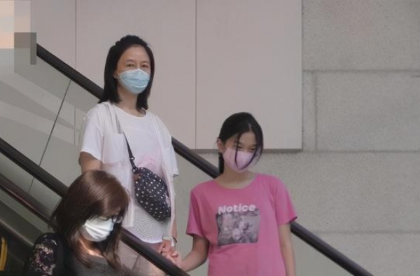 关咏荷息影之后都是素颜，发现记者跟拍，带女儿飞快逃走