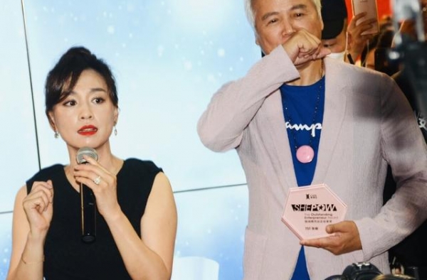 黄奕上张庭直播间宣传自家商品，库存瞬间清空，17年后首次同框