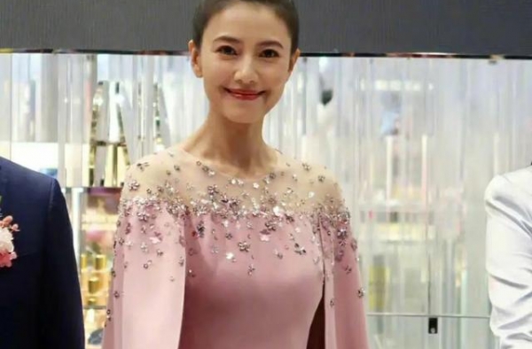 高圆圆“上班绝美女明星，下班素颜真女神”，秋季大衣穿搭太高级