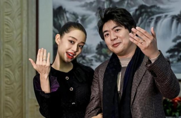 吉娜朗朗携手参加活动，怀孕6月身材不输少女，郎朗捡到宝了