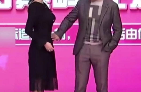 粘糕夫妇再合体，吉娜怀孕六个月纤腰明显，孩子预产期在春节