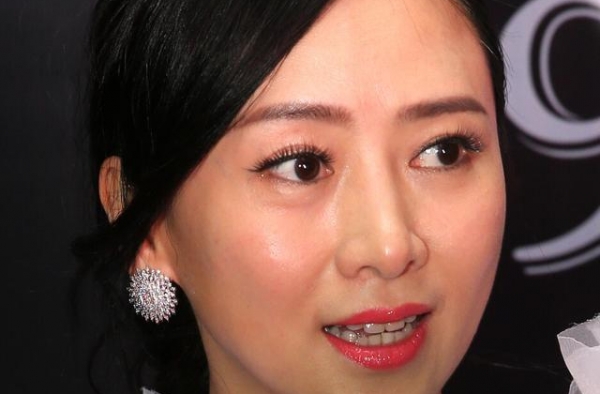 女神翁虹一脱成名，身材逆天，被媒体大赞：“每个人都想娶”