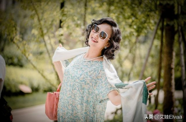54岁＂富婆＂李颖不拍戏真放得开，蕾丝衫湖边跳舞，舞姿超女团