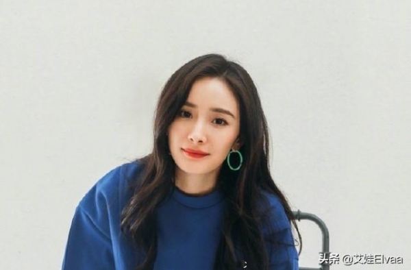 33岁杨幂真的怕冷，穿4斤2999羽绒服走机场，看到绒鞋服了