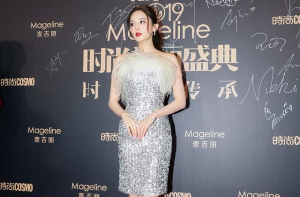 热巴娜扎同台，娜扎穿了一身的亮片，仍被热巴人鱼裙“抢了风头”