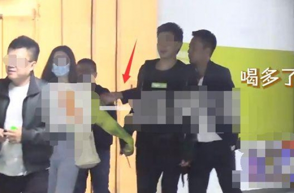 汪小菲酒后耍流氓？多次拍打好友女友，男生坐副驾驶留后位给二人